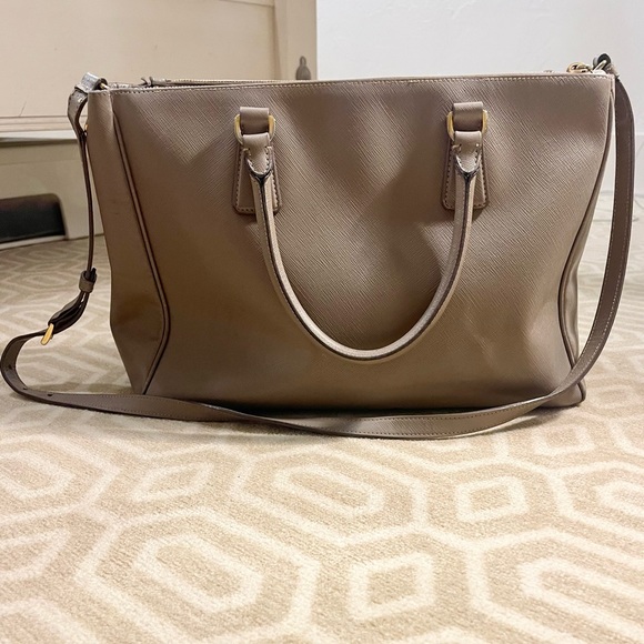 Prada Lux Saffiano Medium Tote in Argilla - Picture 2 of 13